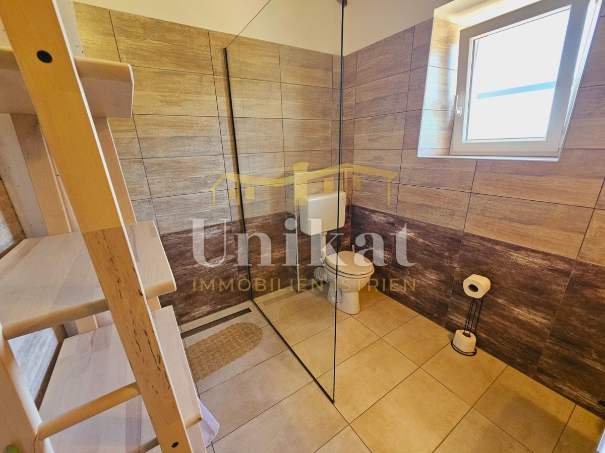 Tenuta con casa in pietra ristrutturata, giardino e piscina